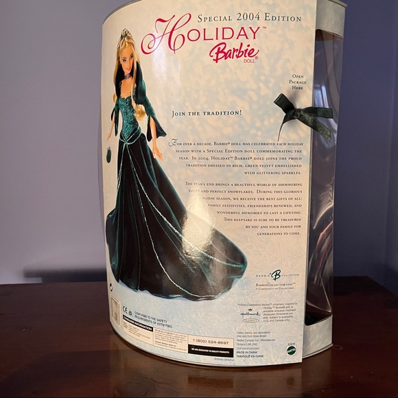 2004 Holiday Barbie - Picture 7 of 12